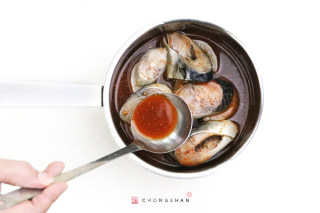 韩式辣酱慢煮青花鱼的做法步骤：3