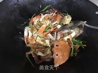 姜葱炒蟹的做法步骤：9
