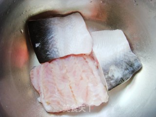 香煎巴沙鱼块的做法步骤：1