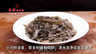 丝瓜煮河虾的做法步骤：1