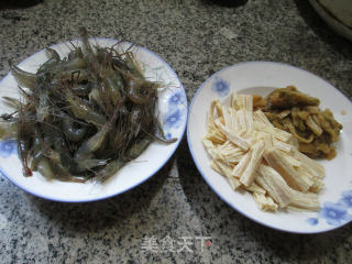 榨菜丝腐竹炒河虾 的做法步骤：1