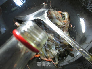 榨菜丝腐竹炒河虾 的做法步骤：2