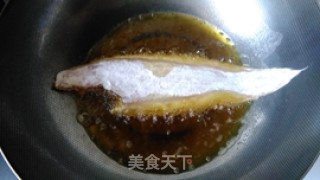 椒盐鳎目鱼的做法步骤：6
