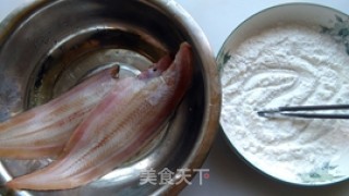 椒盐鳎目鱼的做法步骤：4