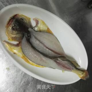 油淋黄花鱼的做法步骤：3