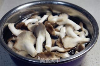 菌菇鱼头汤的做法步骤：6
