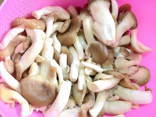 鲜虾蘑菇烩豆腐的做法步骤：3