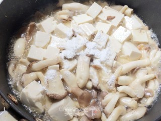 鲜虾蘑菇烩豆腐的做法步骤：4