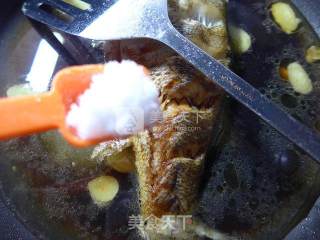 红烧鲈鱼的做法步骤：9