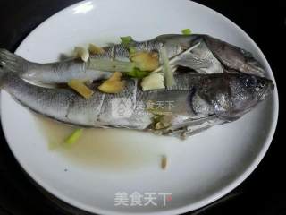 清蒸海黄鱼的做法步骤：4