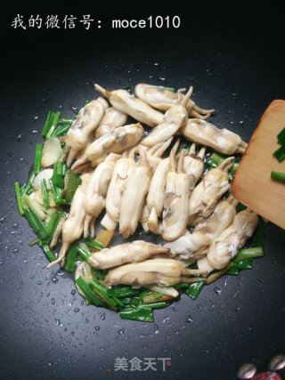 小策海鲜今日菜谱：葱爆蛏子的做法步骤：9