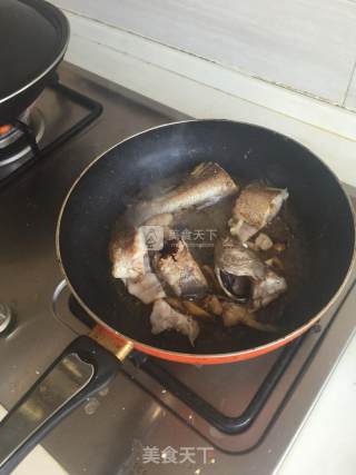 红烧鮸鱼的做法步骤：4