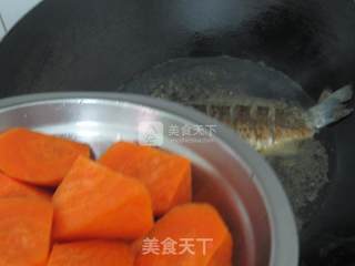 胡萝卜鲫鱼菜干汤的做法步骤：9