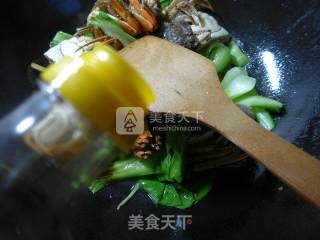 青菜炒毛蟹的做法步骤：7