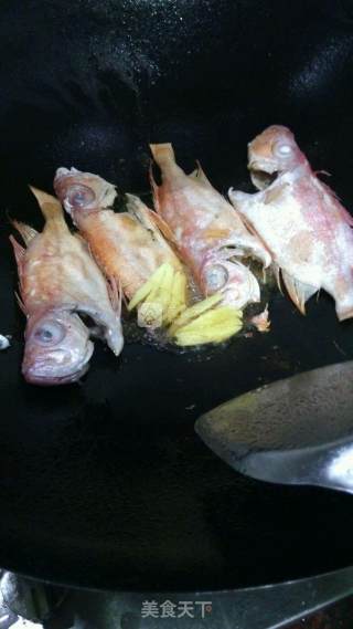煎煮红目鲢鱼的做法步骤：3