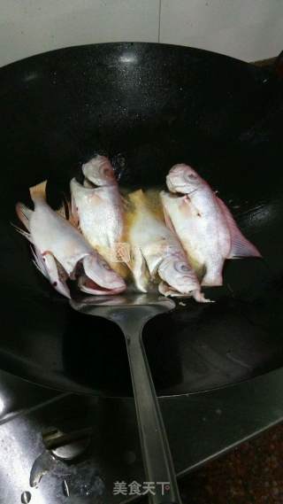 煎煮红目鲢鱼的做法步骤：2