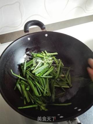 韭菜炒海肠的做法步骤：6