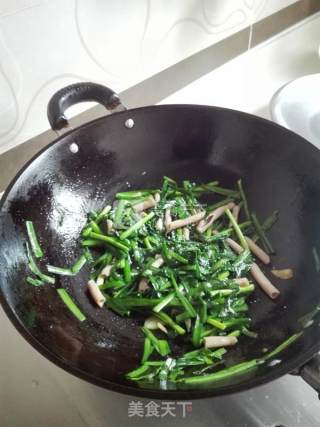 韭菜炒海肠的做法步骤：8