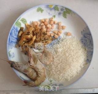 鲜虾海鲜粥的做法步骤：1