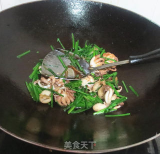 八爪鱼炒韭菜的做法步骤：9