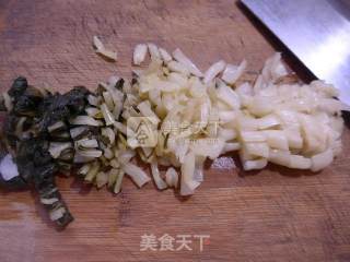 腌白菜炒海虾的做法步骤：2