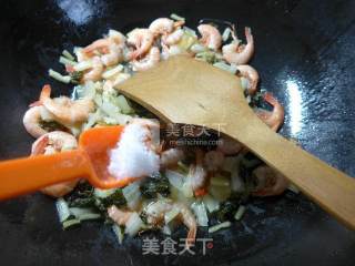 腌白菜炒海虾的做法步骤：7