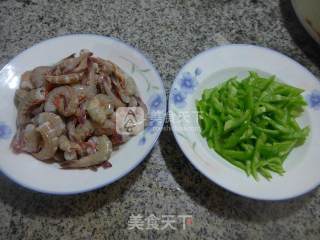尖椒炒海虾的做法步骤：1