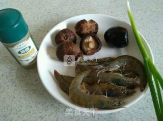 糙米皮蛋鲜虾粥的做法步骤：2