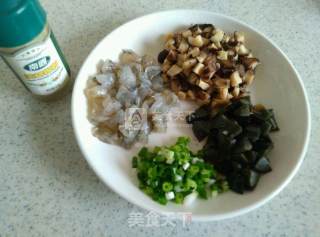 糙米皮蛋鲜虾粥的做法步骤：3