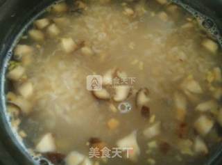 糙米皮蛋鲜虾粥的做法步骤：4