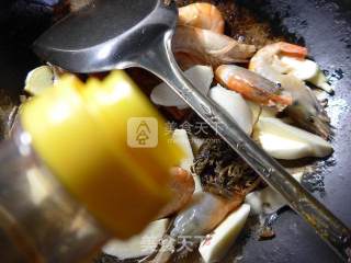 梅干菜茭白炒大头虾的做法步骤：7