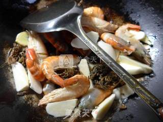 梅干菜茭白炒大头虾的做法步骤：6