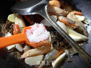 梅干菜茭白炒大头虾的做法步骤：9