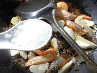 梅干菜茭白炒大头虾的做法步骤：8
