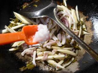 雪菜茭白炒鱿鱼的做法步骤：8