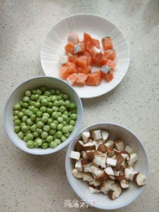 三文鱼豌豆丁的做法步骤：1