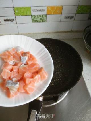 三文鱼豌豆丁的做法步骤：4