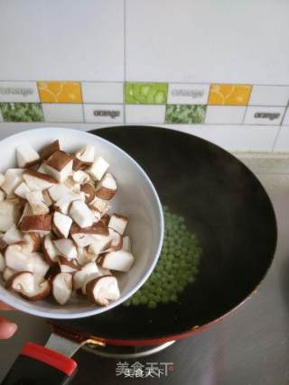 三文鱼豌豆丁的做法步骤：3