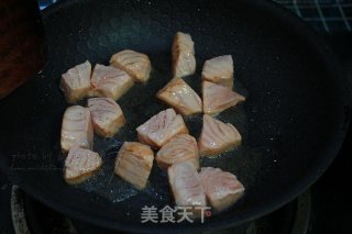 香煎三文鱼拌牛油果的做法步骤：4