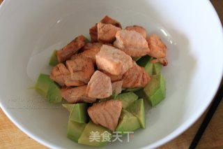 香煎三文鱼拌牛油果的做法步骤：5