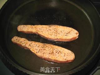 香煎黑椒三文鱼的做法步骤：5
