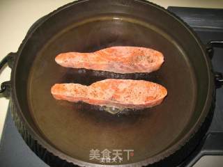 香煎黑椒三文鱼的做法步骤：4