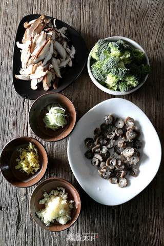 香菇蚝油烩海参的做法步骤：2