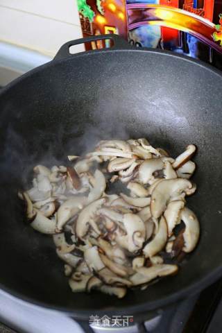 香菇蚝油烩海参的做法步骤：7