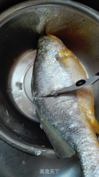 清蒸黄花鱼的做法步骤：1