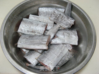红烧带鱼的做法步骤：1