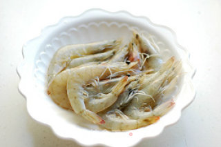 酥脆中体会虾的美味：蝴蝶虾的做法步骤：1