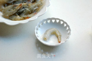 酥脆中体会虾的美味：蝴蝶虾的做法步骤：2