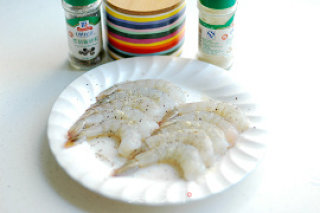 酥脆中体会虾的美味：蝴蝶虾的做法步骤：5