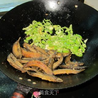 青椒炒泥鳅的做法步骤：7
